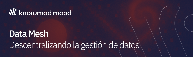 Fondo abstracto en tonos azul y rojo con formas digitales y esferas pixeladas, acompañado del título “Data Mesh: Descentralizando la gestión de datos” y el logo de knowmad mood.