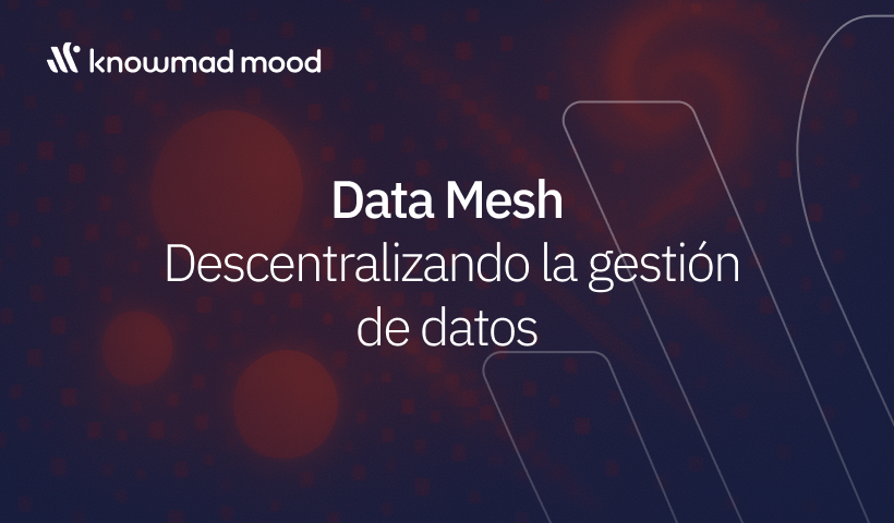 Fondo abstracto en tonos azul y rojo con formas digitales y esferas pixeladas, acompañado del título “Data Mesh: Descentralizando la gestión de datos” y el logo de knowmad mood.