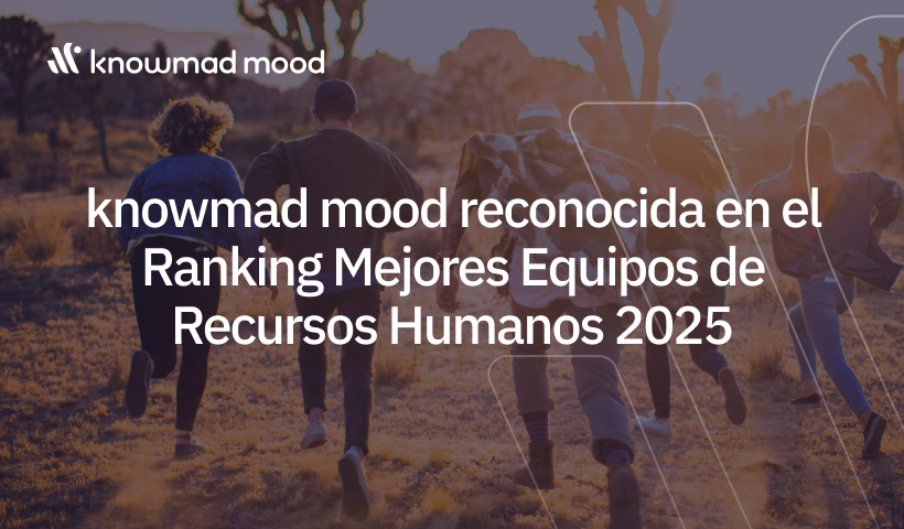 Grupo de personas corriendo en un campo al atardecer con el texto 'knowmad mood reconocida en el Ranking Mejores Equipos de Recursos Humanos 2025'.