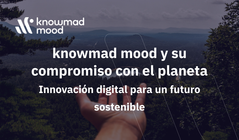 Mano extendida hacia un paisaje natural con montañas y árboles, representando el compromiso de knowmad mood con la innovación digital y la sostenibilidad.